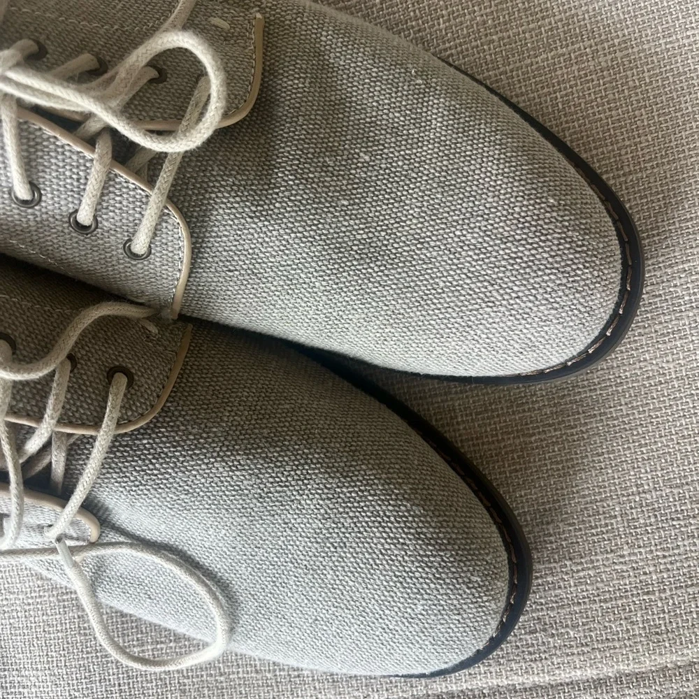 Izod Men's memory foam light Gray/ Beige Oxfords size 8.5 canvas